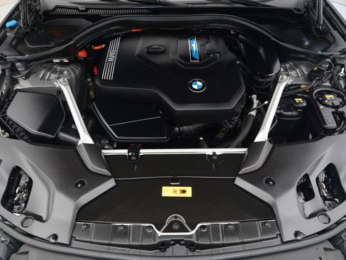 Used 2022 BMW 530e w/ Premium Package image 12