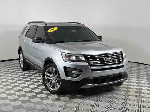 Used 2017 Ford Explorer XLT w/ Equipment Group 202A AWD/4WD image 2