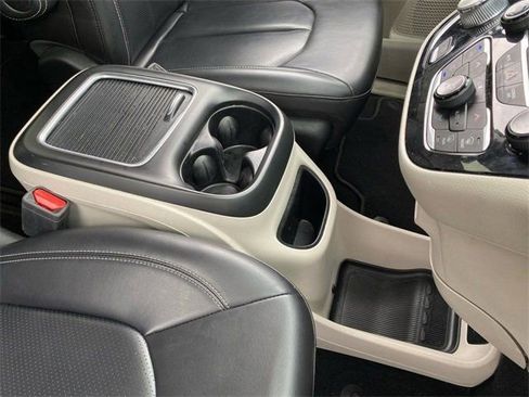 Used 2023 Chrysler Pacifica Touring-L image 21