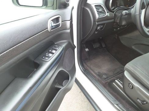 Used 2018 Jeep Grand Cherokee Laredo AWD/4WD image 14