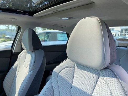 New 2025 Hyundai Elantra Limited image 22