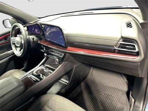 Used 2024 Chevrolet Traverse Z71 image 30