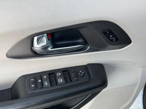 Used 2023 Chrysler Pacifica Touring-L FWD image 15