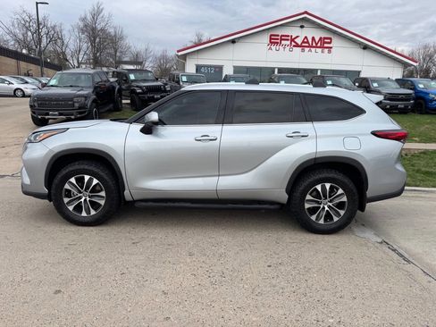 Used 2020 Toyota Highlander XLE image 2