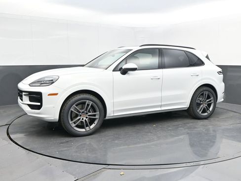 Used 2025 Porsche Cayenne AWD/4WD image 2