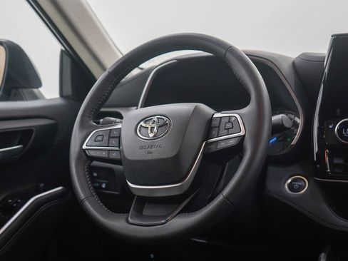 Used 2025 Toyota Highlander XLE AWD/4WD image 15