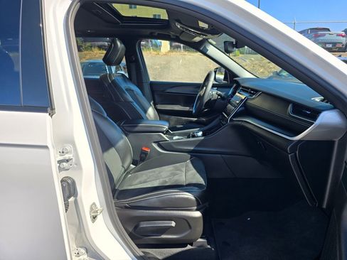 Used 2023 Jeep Grand Cherokee Altitude AWD/4WD image 12