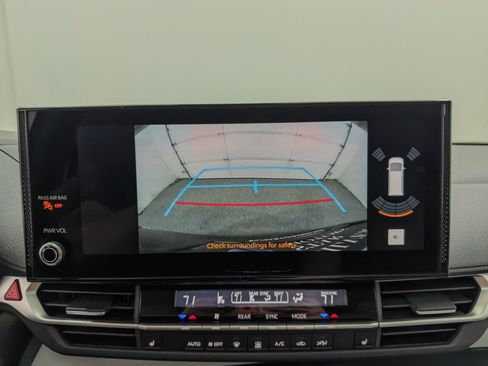 Used 2025 Toyota Sienna XLE AWD/4WD image 40
