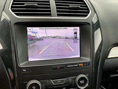 Used 2019 Ford Explorer XLT w/ Equipment Group 202A FWD image 16