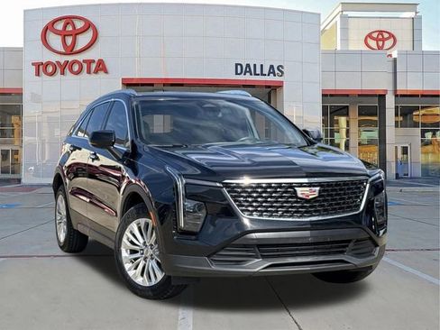 Used 2024 Cadillac XT4 Luxury w/ Cold Weather Package FWD image 1