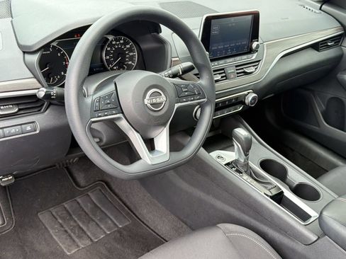 Used 2025 Nissan Altima 2.5 SV FWD image 4