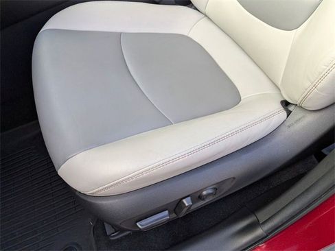 Used 2021 Toyota RAV4 XLE Premium image 32