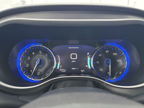 Used 2025 Chrysler Pacifica Select image 9