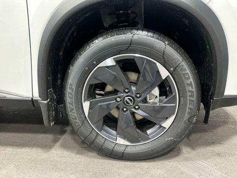 Used 2025 Nissan Rogue SV image 30