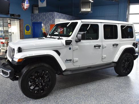 Used 2025 Jeep Wrangler Unlimited Sahara w/ Safety Group AWD/4WD image 9