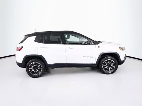 Used 2024 Jeep Compass Trailhawk w/ Trailhawk Convenience Group AWD/4WD image 8