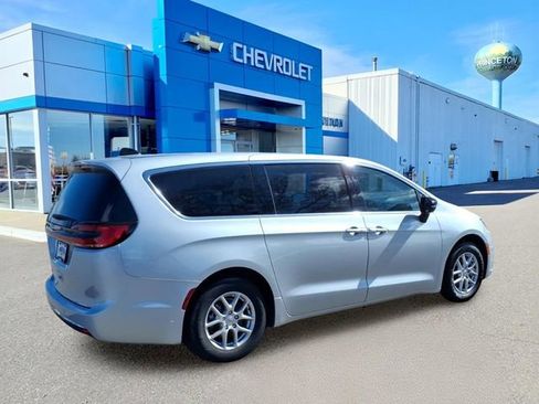 Used 2024 Chrysler Pacifica Touring-L image 3