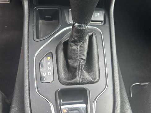 Used 2019 Jeep Cherokee Latitude w/ Cold Weather Group FWD image 19
