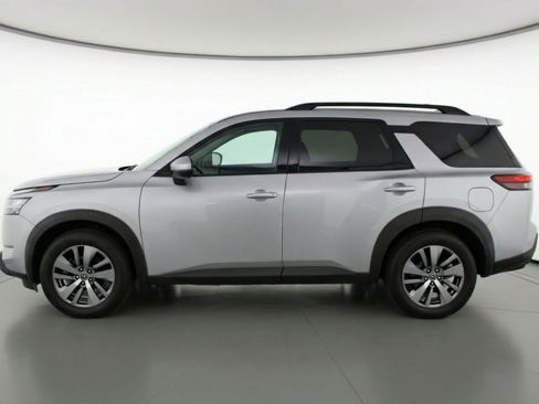 Used 2025 Nissan Pathfinder SV image 5
