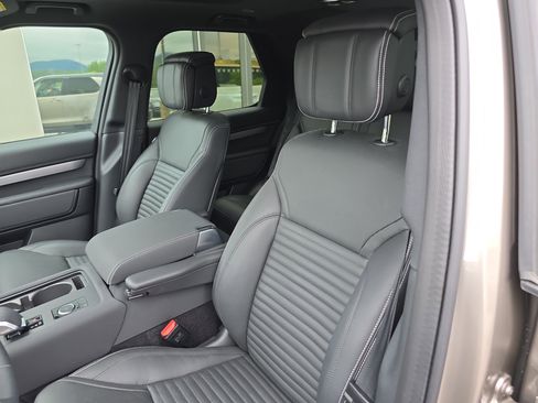 Certified 2025 Land Rover Discovery Dynamic SE image 23