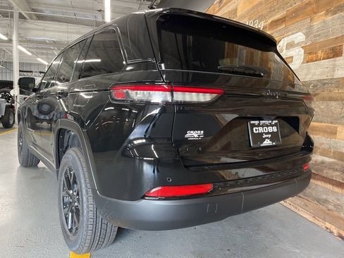 New 2025 Jeep Grand Cherokee Altitude image 14