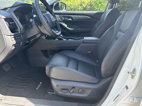 Certified 2025 Nissan Rogue SL w/ Tech Package AWD/4WD image 11