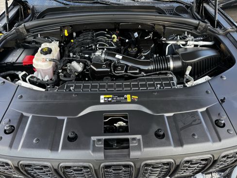 Used 2025 Jeep Grand Cherokee Altitude AWD/4WD image 27