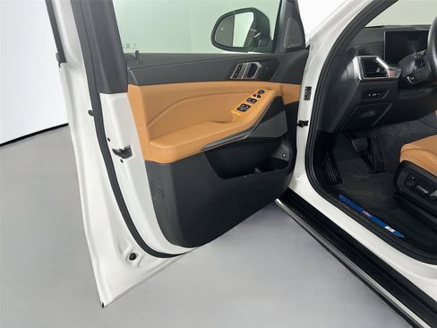 Used 2025 BMW X5 xDrive50e w/ Premium Package image 17