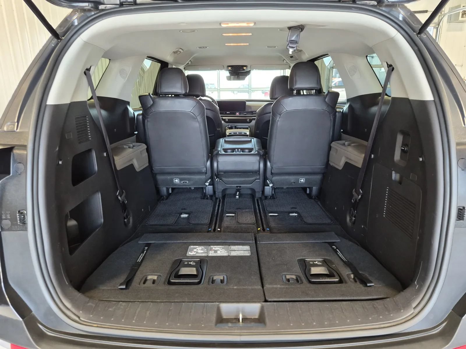 Used 2025 Kia Carnival FWD image 16