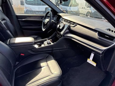 Used 2024 Jeep Grand Cherokee L Limited w/ Black Appearance Package image 21