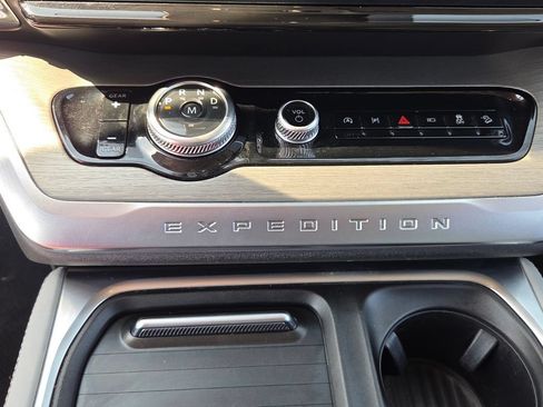 Used 2025 Ford Expedition Max Platinum w/ Driver's Package AWD/4WD image 19