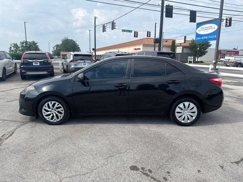 Used 2017 Toyota Corolla LE FWD image 2