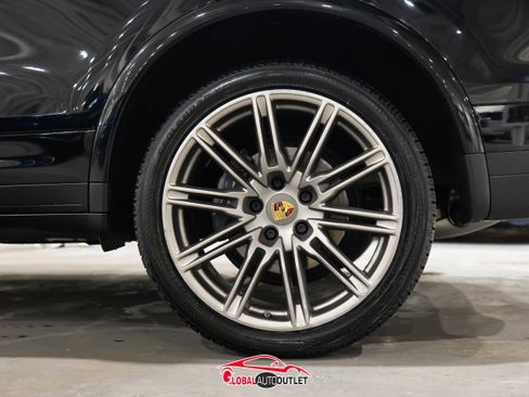 Used 2017 Porsche Cayenne Platinum Edition w/ Premium Package (PJV) image 12