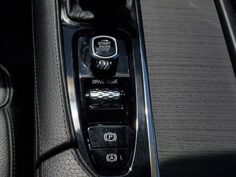 Used 2020 Volvo XC90 T6 Momentum w/ Protection Package Premier image 30