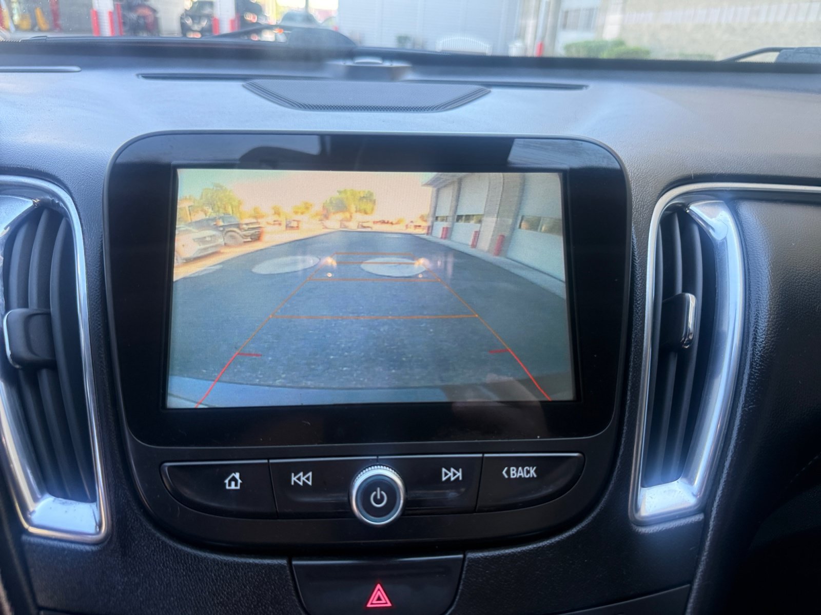 Used 2018 Chevrolet Malibu Hybrid w/ Leather Package FWD image 23