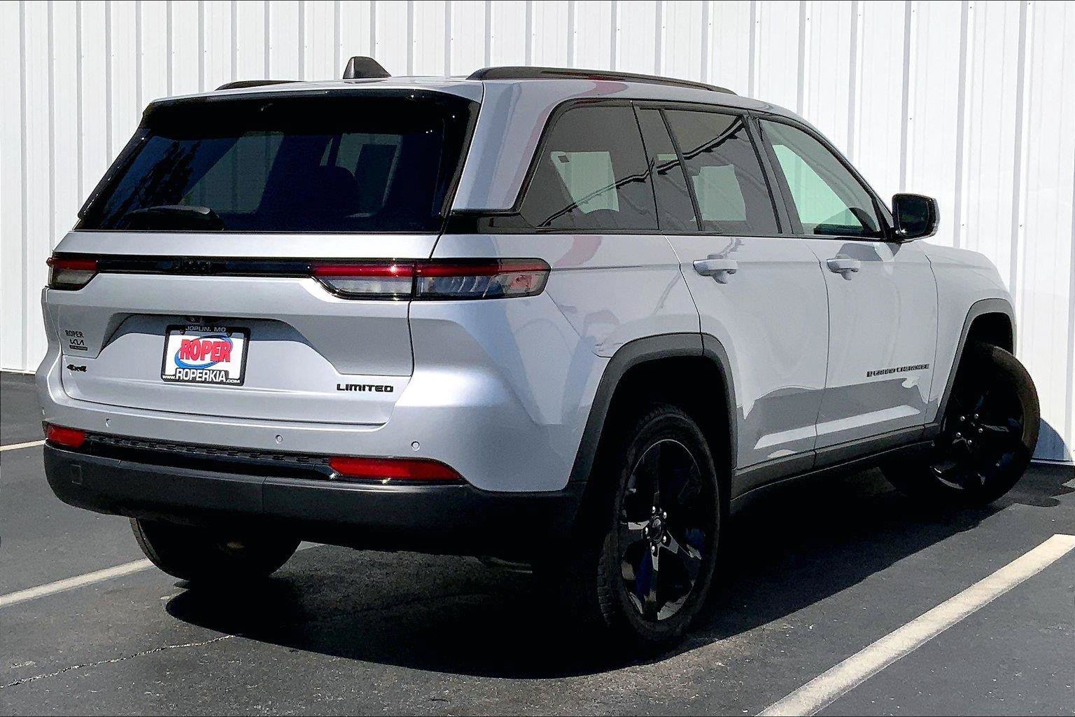 Used 2024 Jeep Grand Cherokee Limited w/ Luxury Tech Group II AWD/4WD image 11