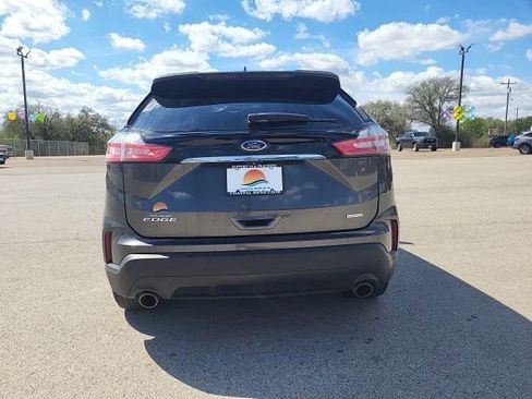 Used 2020 Ford Edge SE image 4