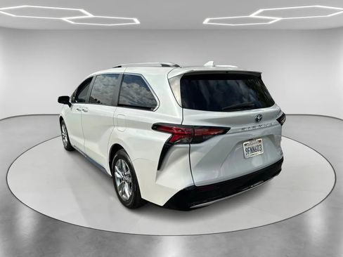 Used 2023 Toyota Sienna Limited image 7