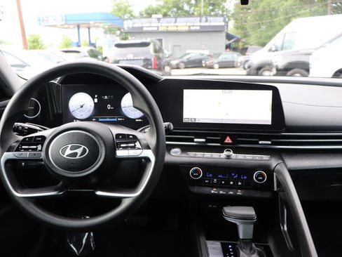Used 2024 Hyundai Elantra SEL FWD image 17