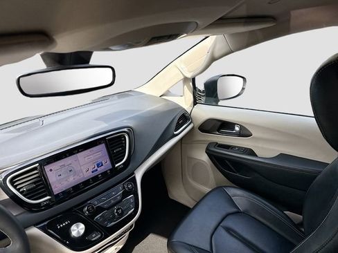 Used 2023 Chrysler Pacifica Touring-L FWD image 23