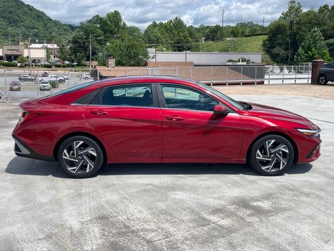 Used 2025 Hyundai Elantra SEL FWD image 2