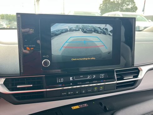 Used 2025 Toyota Sienna LE FWD image 18