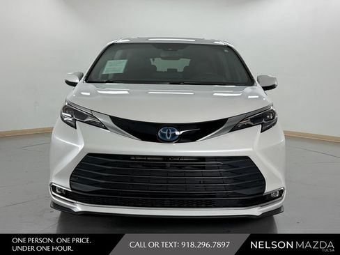 Used 2024 Toyota Sienna Platinum FWD image 2