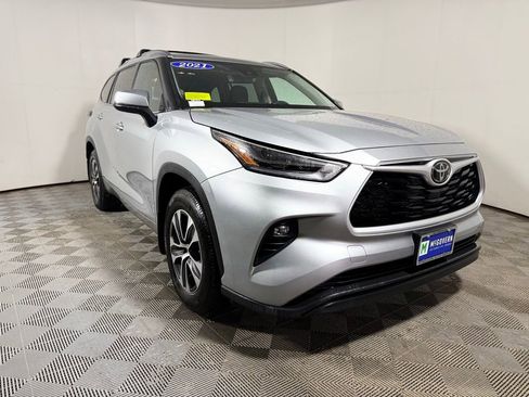 Used 2021 Toyota Highlander XLE AWD/4WD image 9