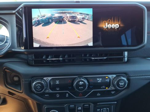 Used 2025 Jeep Wrangler Unlimited Rubicon AWD/4WD image 21