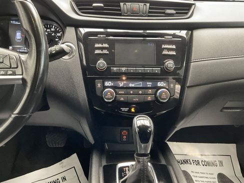 Used 2017 Nissan Rogue SV AWD/4WD image 17