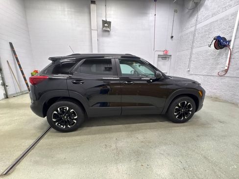 Used 2022 Chevrolet TrailBlazer LT w/ Convenience Package FWD image 3