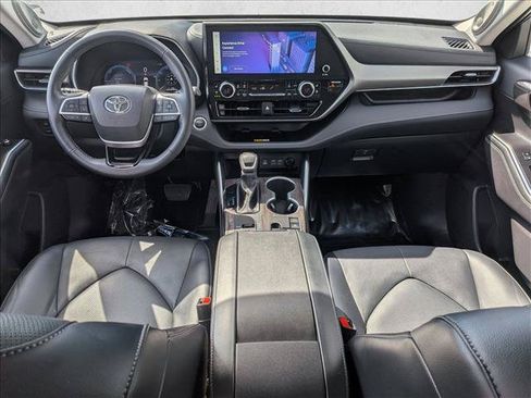 Certified 2024 Toyota Highlander Limited AWD/4WD image 16