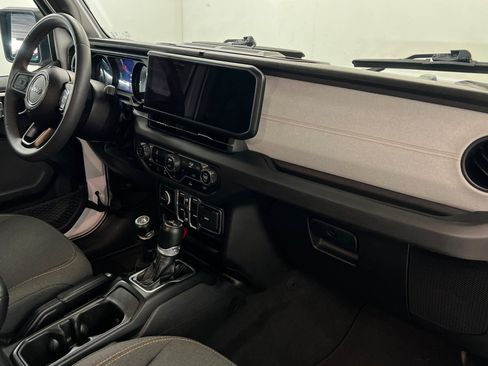 Used 2024 Jeep Wrangler Unlimited AWD/4WD image 24
