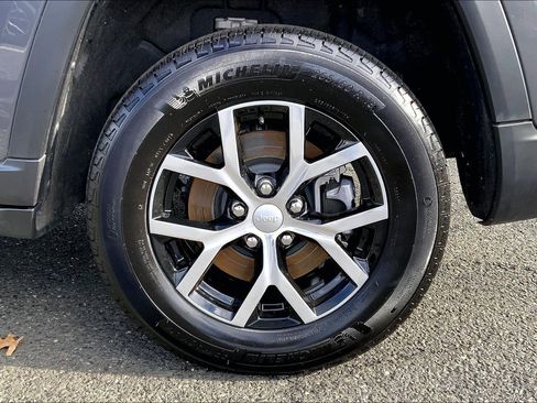 Certified 2025 Jeep Grand Cherokee L Limited w/ Luxury Tech Group II image 10